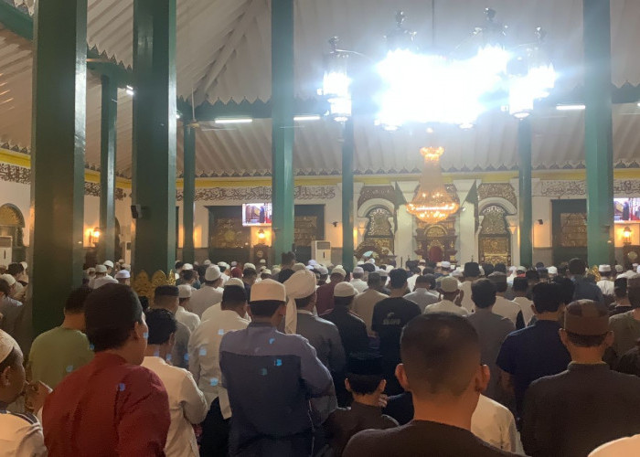Umat Islam Salat Tarawih Pertama Ramadan 1445 Hijriah di Masjid Agung Palembang