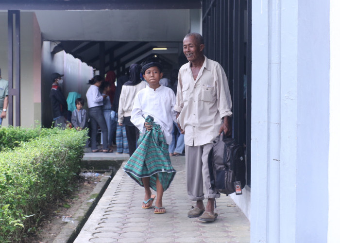 Usai Disunat, 320 Anak Ini Ceria dapat Bingkisan dari Pusri Palembang 