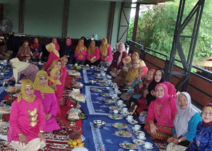 Populerkan Tradisi Kambangan dan Makanan Khas Palembang, Arisan Ibu-ibu Komplek Top 100 Jakabaring jadi Meriah