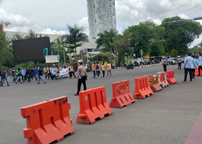 Simpang 5 Ditutup Sementara, Ribuan Mahasiswa Mulai Padati DPRD Sumsel