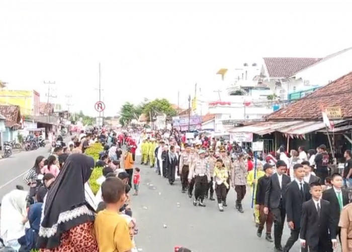 Ribuan Warga Tumpah Ruah ke Jalan Saksikan Karnaval Peringatan HUT Kemerdekaan RI ke-80