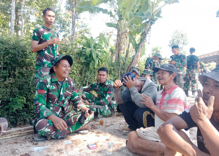 Prajurit dan Warga dalam Canda, Ada Semangat Membara di TMMD Reguler Dusun Gombyong Desa Cukil