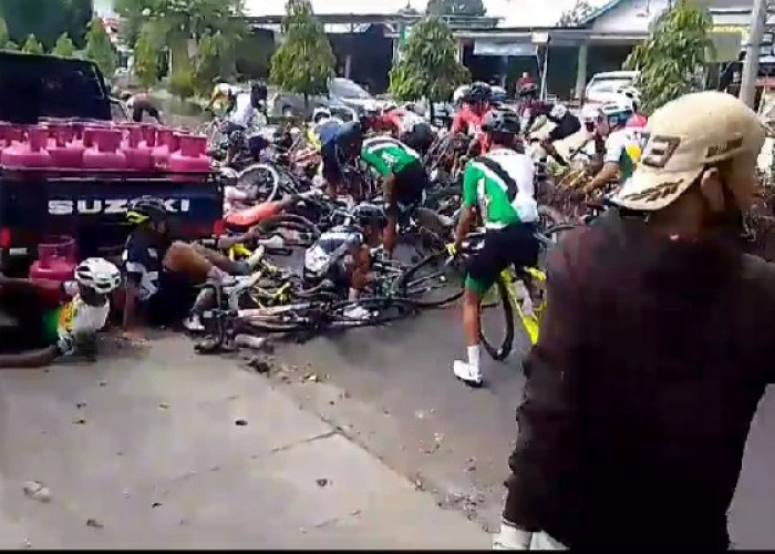 Peserta Kejurnas Balap Sepeda di Lubuklinggau Terjatuh dan Nyungsep hingga ke Bawah Pick Up Bermuatan Elpiji