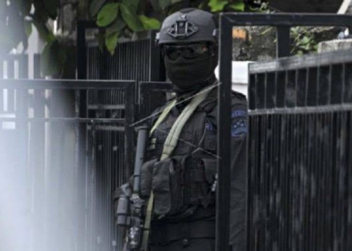 BREAKING NEWS: Densus 88 Antiteror Geledah Rumah Terduga Teroris di Tanjung Barangan Palembang 