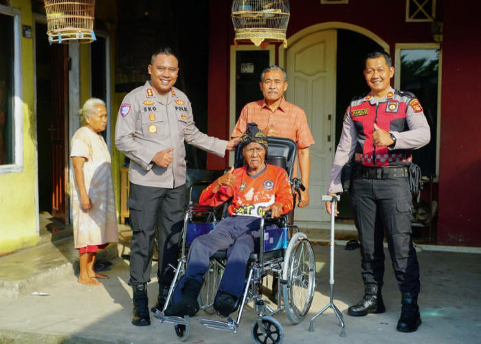 Polres OKI Perkuat Program Sosial Presisi, Kapolres Serahkan Kursi Roda kepada Tokoh Masyarakat