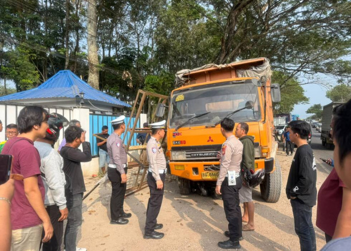 Dump Truk Alami Rem Blong dan Tabrak Sepeda Motor, Personel Satlantas Polres Ogan Ilir Bantu Evakuasi Korban
