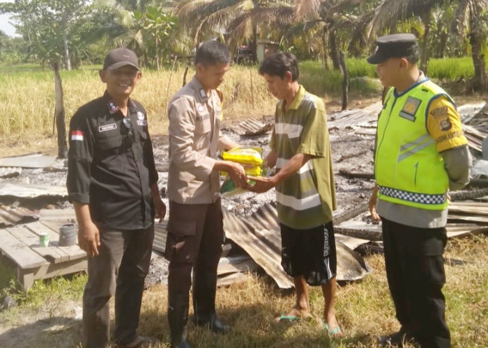 Rumahnya Ludes Terbakar, Rusdi Terharu dan Ucapkan Terima Kasih atas Kepedulian Polsek Pemulutan Ogan Ilir