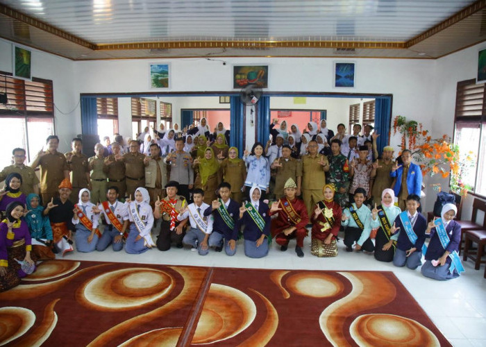 Dr. Hj. Ratu Tenny Leriva Ajak Siswa SMAN 1 SP Padang Bangun Nasionalisme dan Melek Literasi Digital