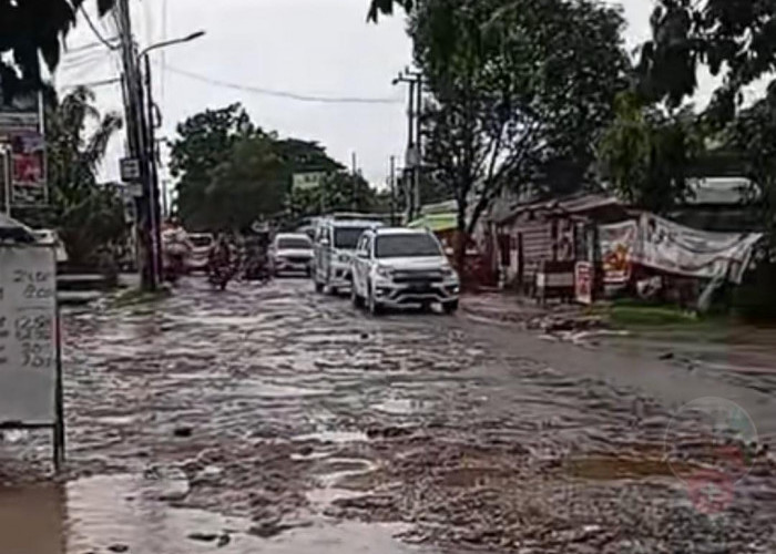 Titik Jalan Rusak Sulitkan Akses Warga Palembang, Berlubang Tertutup Genangan Bahayakan Pengendara 