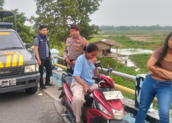 Anggota Polsek SP Padang Sambangi Pemuda yang Asyik Nongkrong di Jembatan