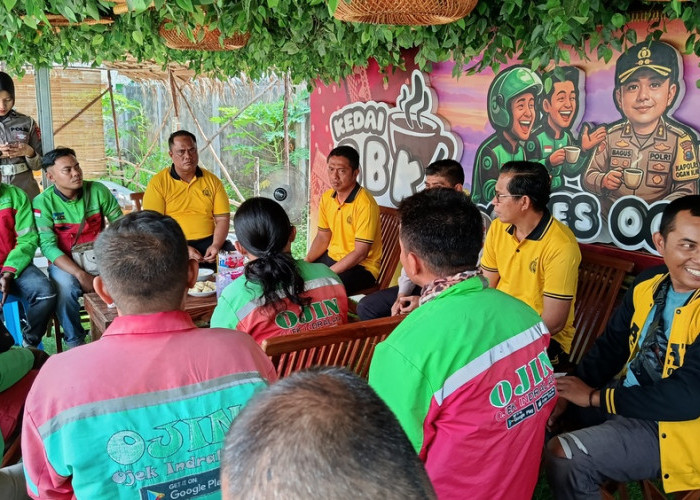Kapolres Ogan Ilir Begesa Bareng dengan Pengemudi Ojek Online, Sosialisasikan Operasi Patuh Musi 2026