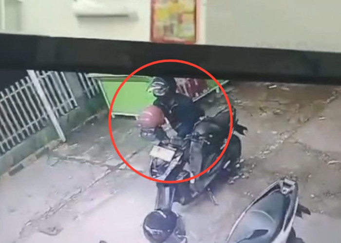 Pelaku Curanmor di Palembang Kembali Sasar Korban Sedang Fokus Belanja di Minimarket 