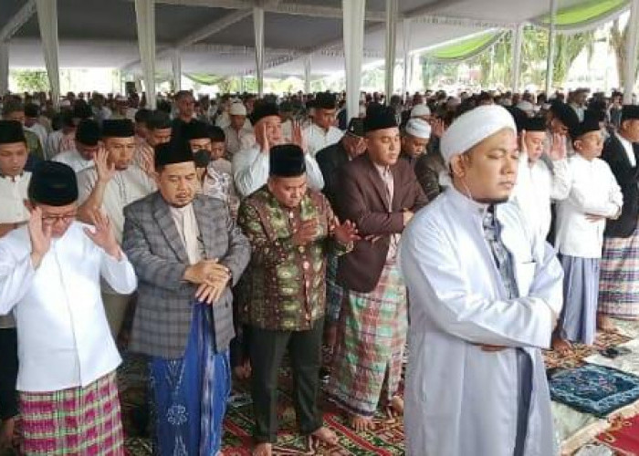 Subhanallah, Langit Mendung Selimuti Suasana Salat Ied 1444 Hijriah di Masjid Agung Palembang