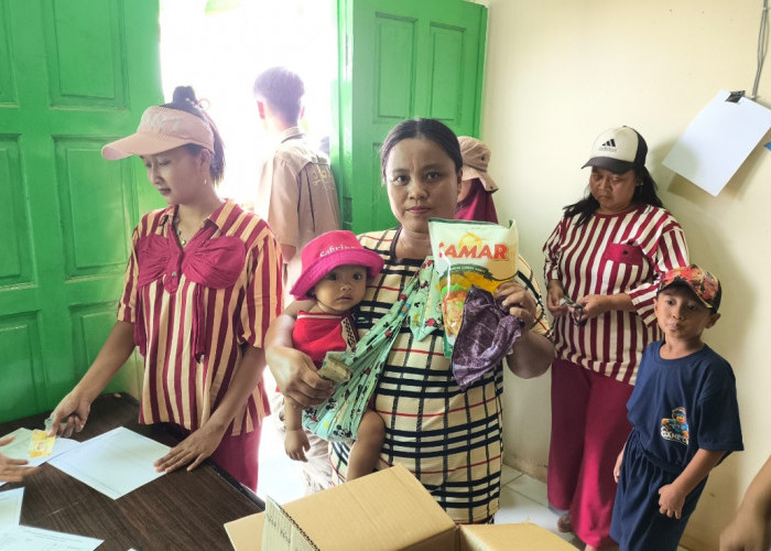 Pasar Murah Minyak Goreng PT Cahaya Cemerlang Lestari di Desa Kualo Puntian Bantu Warga