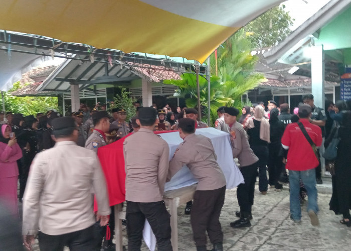  Tiba di Kampung Halaman, Jenazah Kapolsek Negara Batin yang Gugur di Way Kanan Disambut Tangis Keluarga