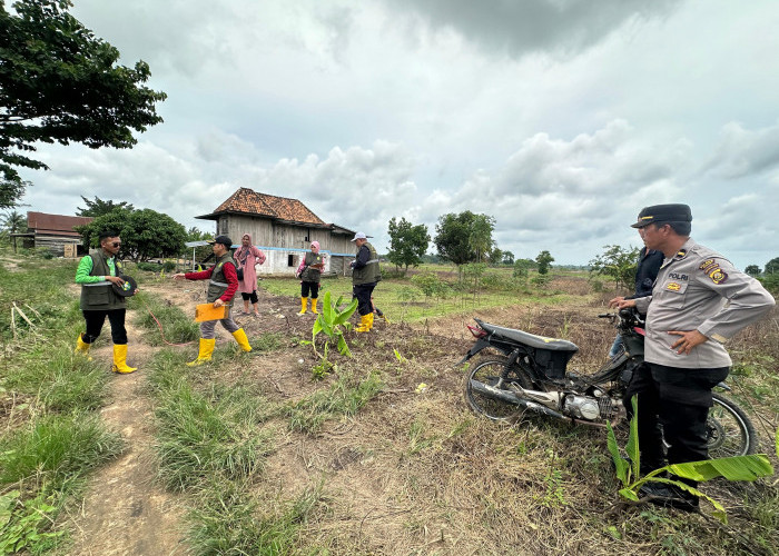 Personel Polsek Tanjung Raja Dampingi Sidang Lapangan Perkara Gugatan Harta di 2 Desa di Ogan Ilir