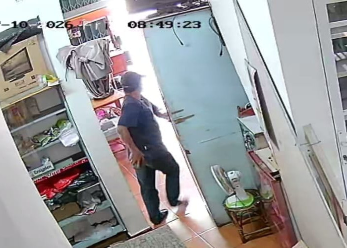 Maling di Toko Mie ABA Ini Tak Gentar, Sadar Terekam CCTV ‘Pantang Surut’ Tetap Lancarkan Aksi   