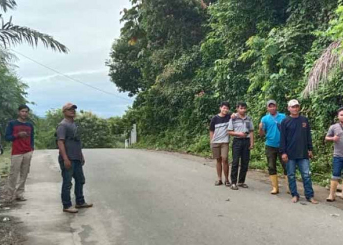 Warga Desa Tanjung Payang Lahat Tutup Jalan Khusus Mobil Karyawan dan Pasokan BBM ke PT BL, Ada Apa?
