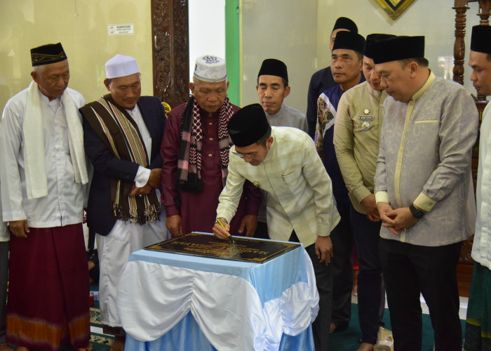Tandatangani Batu Prasasti, Ratu Dewa Secara Langsung Resmikan Masjid Al-Hidayah Kalidoni