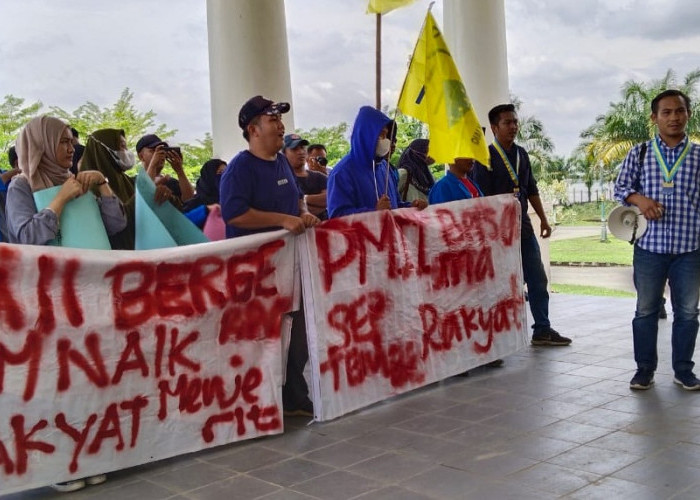 Puluhan Massa PMII Geruduk Kantor DPRD Kabupaten Ogan Ilir, Tolak Kenaikan Harga BBM