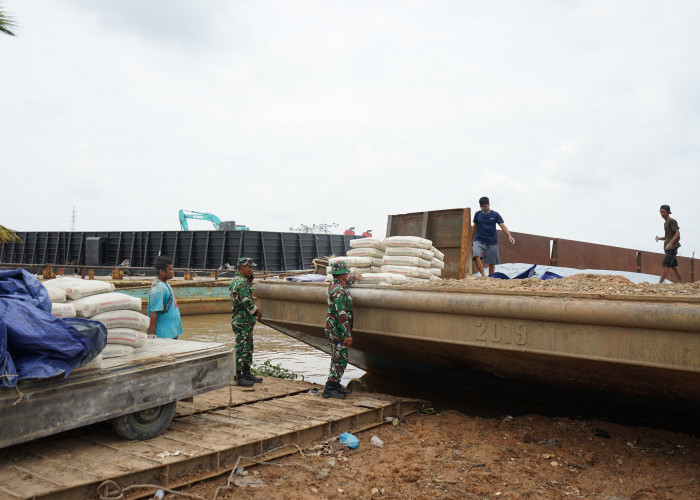 Material Jembatan Gantung ke Desa Kuala Dua Belas OKI Didistribusikan Gunakan Ponton