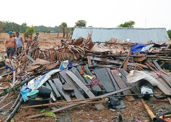 3 Desa di Ogan Ilir Dihantam Puting Beliung, Puluhan Rumah Rata Luluh Lantak, BPBD Dirikan Tenda Darurat