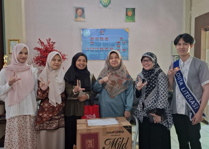 Dukung Literasi Sekolah, UBD Teken MoA dan Serahkan 150 Buku ke SMK Muhammadiyah 1 Palembang