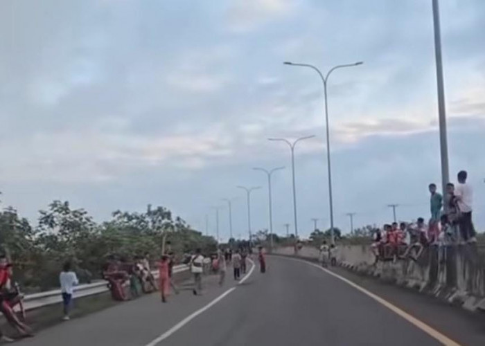 Puluhan Anak Bermain di Kawasan Gerbang Tol Kayuagung-Palembang, Bikin Resah Pengendara