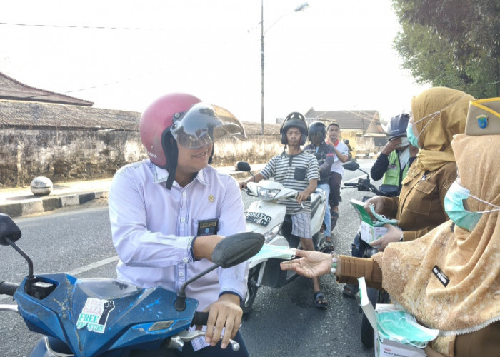 Kabut Asap Tebal, Masker Dibagikan Dinkes OKI ke Masyarakat