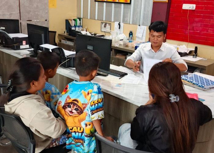 Cik Iba Lapor Polisi, Anak Kembarnya Ditampar & Dibenturkan Tetangga ke Pagar Besi   