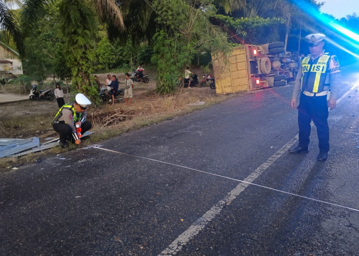 Truk Canter Vs Tronton di Jalan Lintas Sumatera Muratara, Satu Orang Sopir Tewas di Tempat