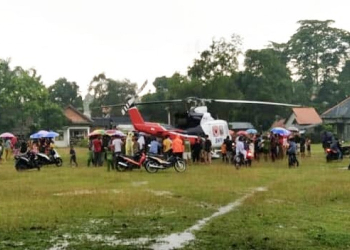 Helikopter Milik BNBP Mendarat Darurat di Lapangan Sepakbola Desa Tanjung Atap Ogan Ilir, Ada Apa? 