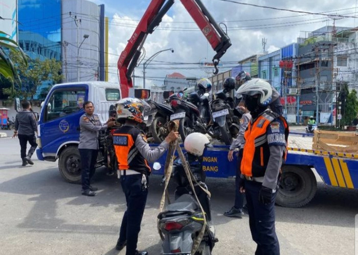 Bandel! Petugas Tertibkan Parkir Sembarangan di Palembang, Belasan Motor Diangkut Derek, Mobil Digembok 
