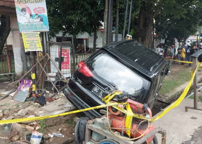 BREAKING NEWS: Pajero Hitam Tabrak Gerobak Gorengan di Palembang, 1 Tewas 