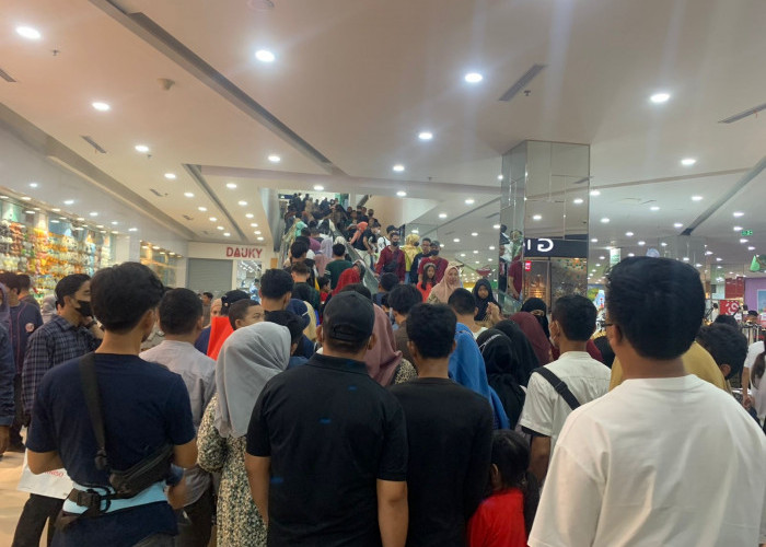 Jelang Lebaran Idul Fitri 1444 H, Pengunjung Mall di Kota Palembang Membludak