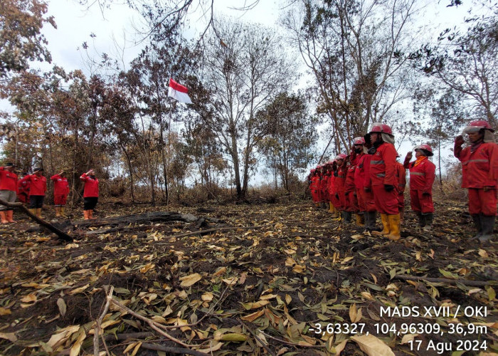 Personel Manggala Agni Gelar Upacara HUT Kemerdekaan RI ke-79 di Lokasi Karhutla Desa Tanjung Sari II