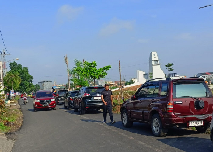 Danau Opi Jakabaring Palembang Ramai Dikunjungi Warga Nikmati Weekend, Parkir Semrawut Ganggu Pengguna Jalan