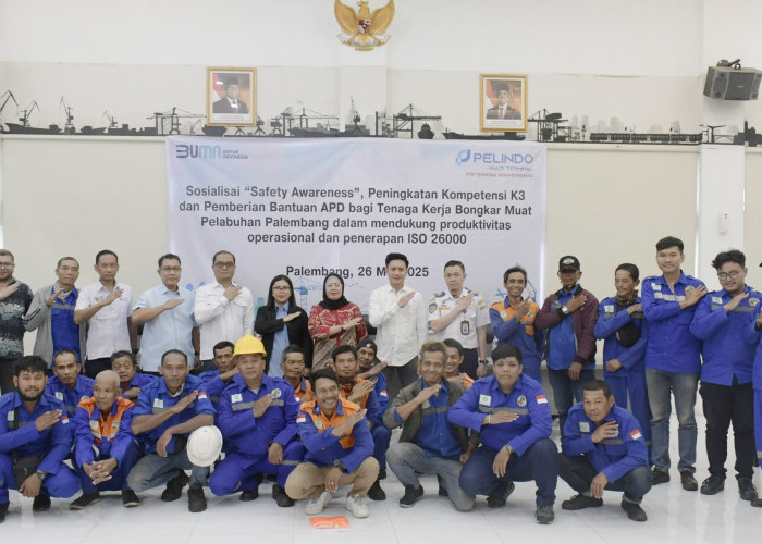 Tingkatkan Kesadaran K3, PT PTP Bagikan APD kepada TKBM Pelabuhan Boombaru