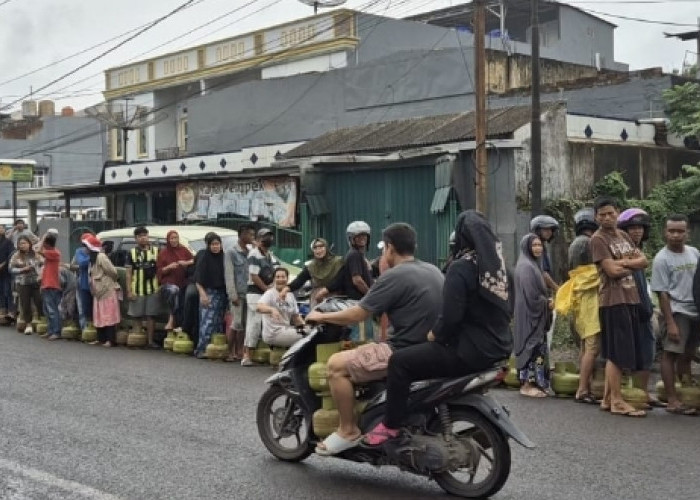 Antrian Panjang dan Kekecewaan Warga, Perjuangan Berat Mendapatkan Gas 3 Kg di Muara Enim