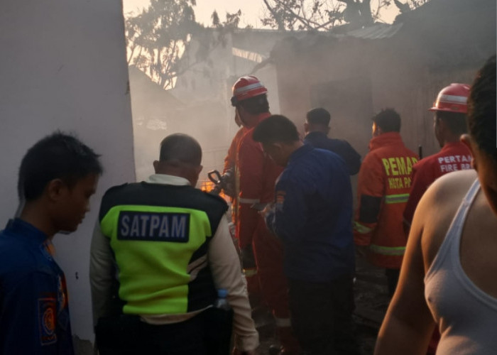 Sedot Air Pakai Pompa Mesin, 2 Rumah di Plaju Terbakar, 2 Motor Ikut Hangus 