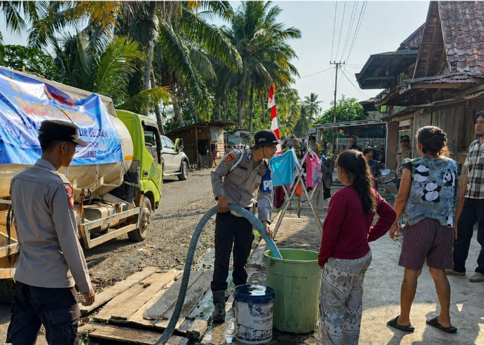 Sumur Warga Mulai Mengering, Polisi Salurkan 5.000 Liter Air Bersih di Muara Lakitan Musi Rawas