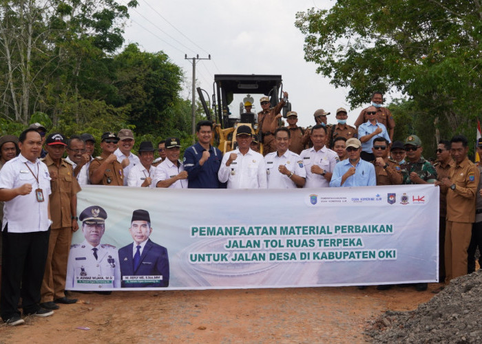 Pj Bupati OKI Tinjau Inovasi Perbaikan Jalan: Manfaatkan Material Bongkaran Tol