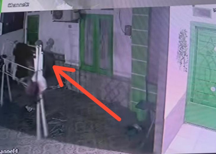 Viral Seorang Pria Pakai Kain Sarung Terekam CCTV Curi Jemuran Pakaian di Palembang