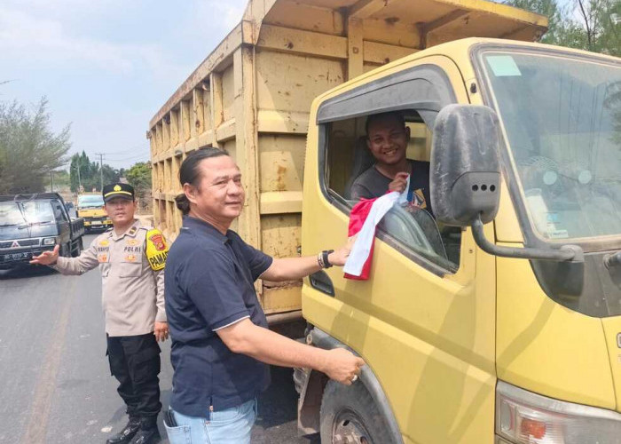 Aksi Humanis Polres Ogan Ilir Jelang HUT ke-81 RI, Pasangkan Bendera Merah Putih ke Kendaraan Warga