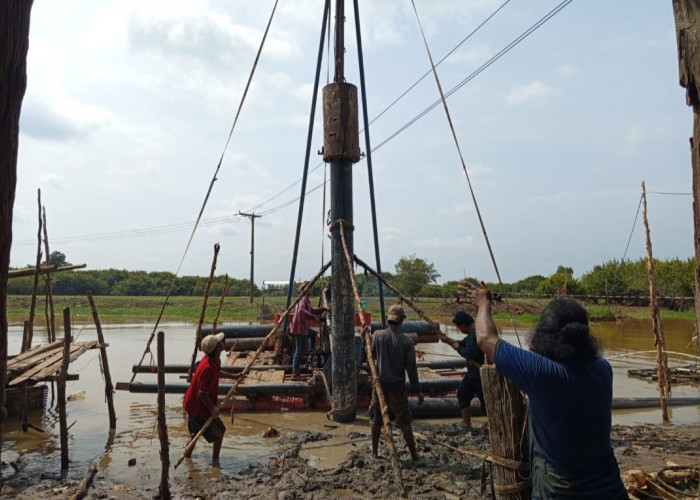 Pembangunan Jembatan Gantung di Desa Embacang OKI Terkendala Air Pasang, Pengerjaan Dikebut