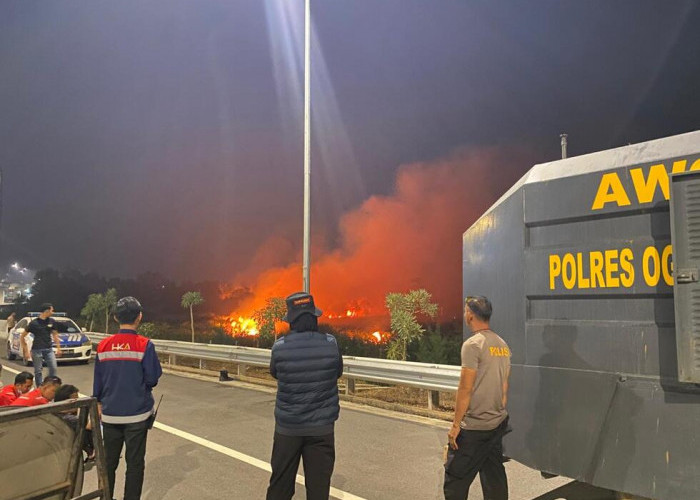 8 Hektare Lahan Terbakar di Ibul Besar III Ogan Ilir, Angin Kencang dan Minim Air Jadi Hambatan Petugas
