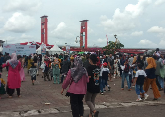 Tumpah Ruah, Masyarakat Palembang Penuhi BKB Saksikan Final Lomba Bidar