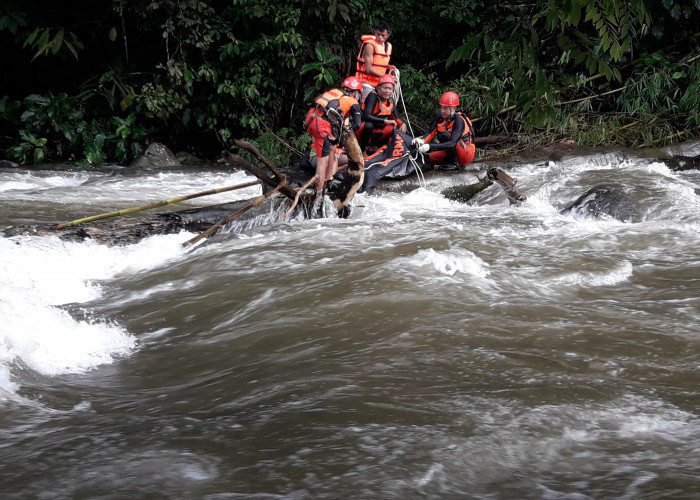 Basarnas Temukan Pasutri Asal Bengkulu yang Jatuh ke Jurang Sedalam 8 Meter di Sungai Lahat, Innalillahi