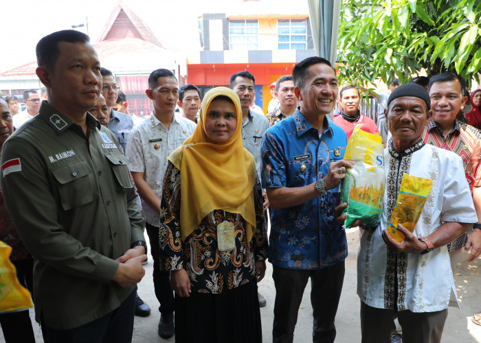 Pj Wako Palembang Ratu Dewa, Sebar 500 Paket Beras dan Minyak Murah, Warga: Alhamdulillah 