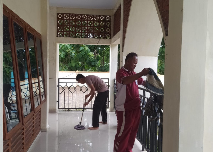 Sambut HUT Bhayangkara ke-78, Polsek SP Padang Bersih-Bersih Tempat Ibadah